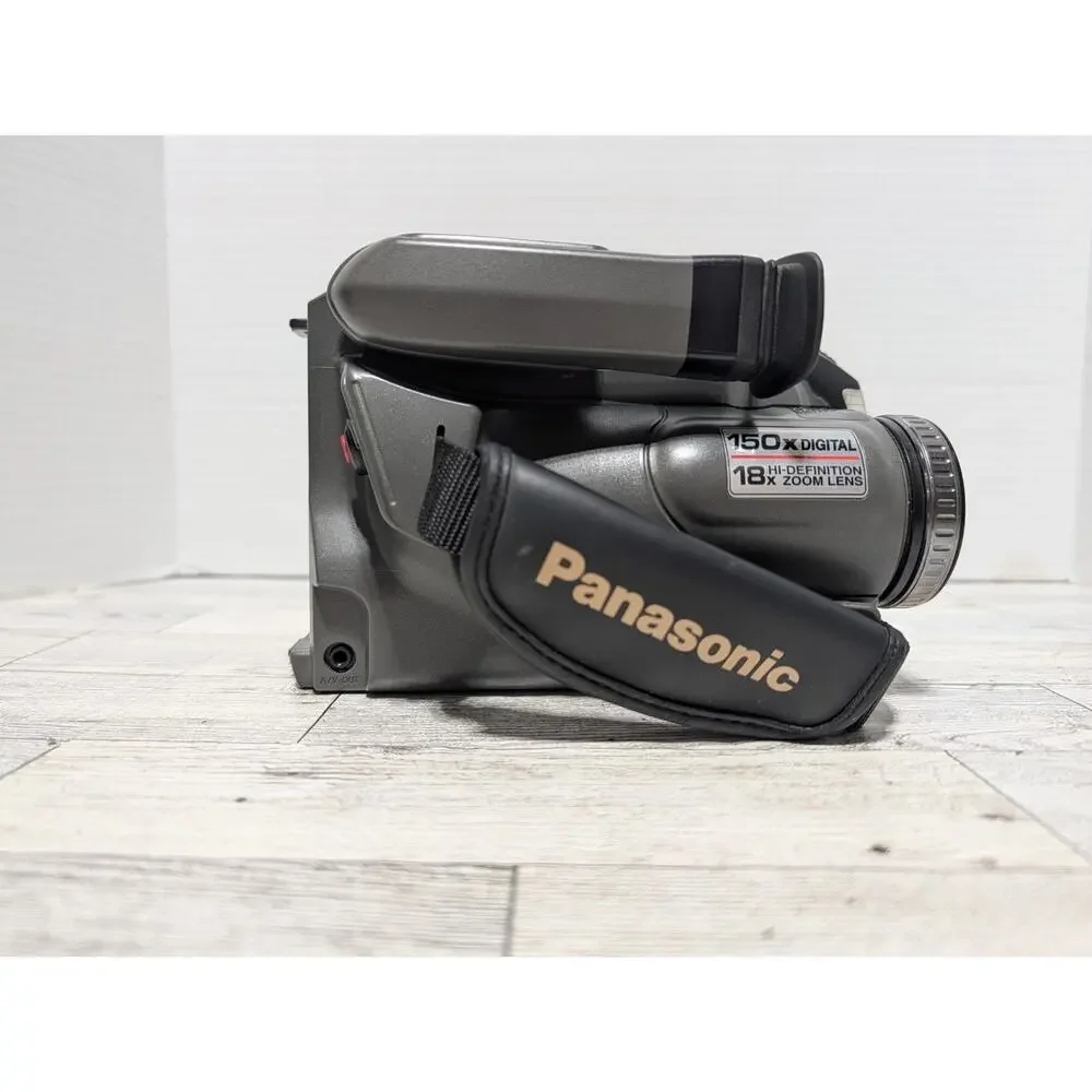 PANASONIC Palmcorder VHS-C - PV-L680D w/Case 2 Battery Manual & Charger TESTED